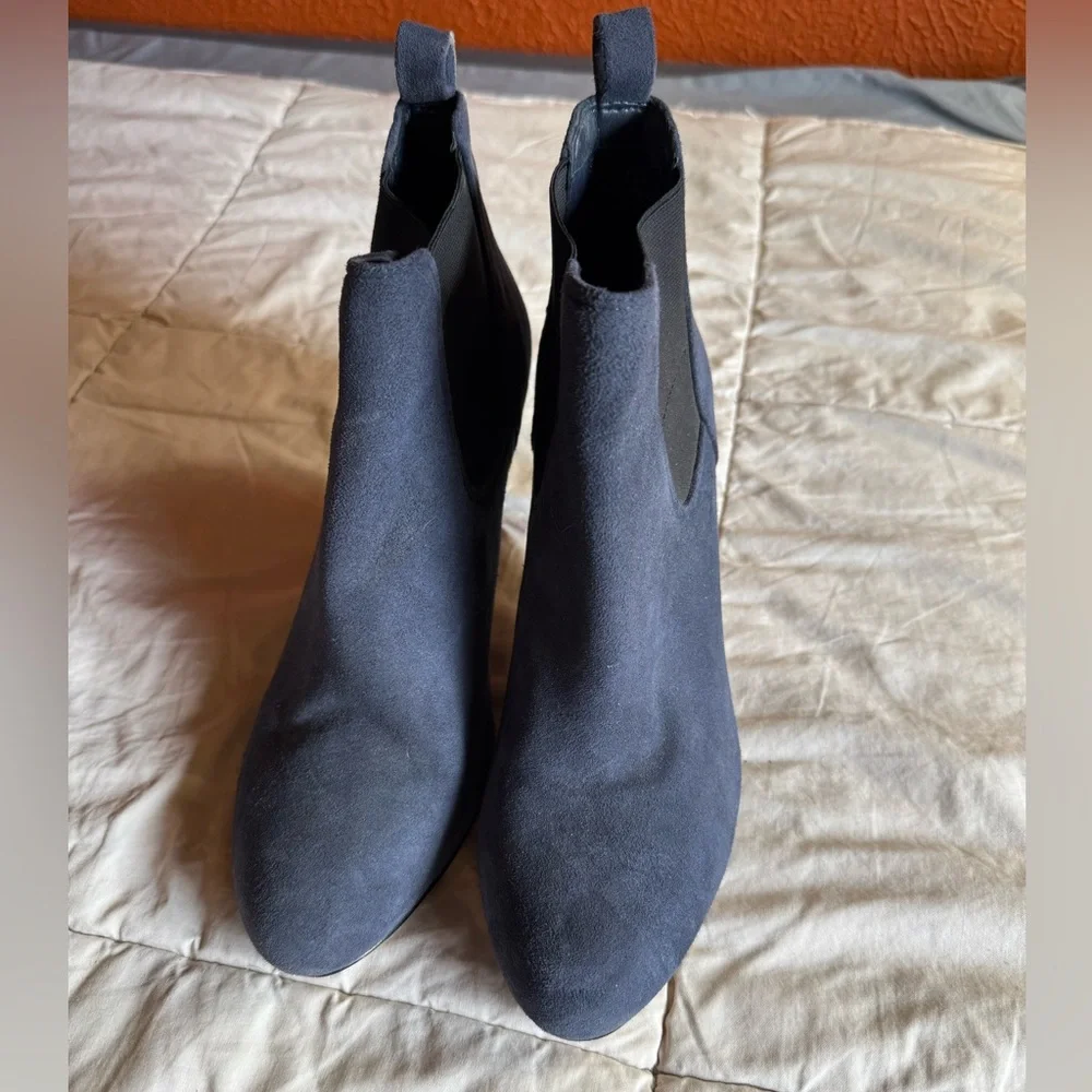 Clarks Carlita Quinn Navy Blue Suede Ankle Bootie Heels, Size 7 - Picture 3 of 14